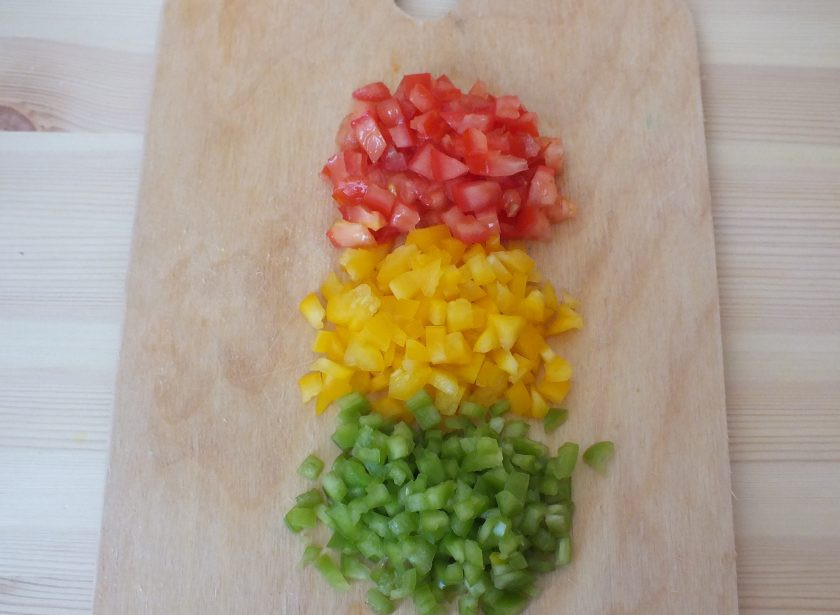 1. Этап. Салат Светофор с корейской морковью: Теперь подготовьте овощи. Помидор и перцы нарежьте мелким кубиком.