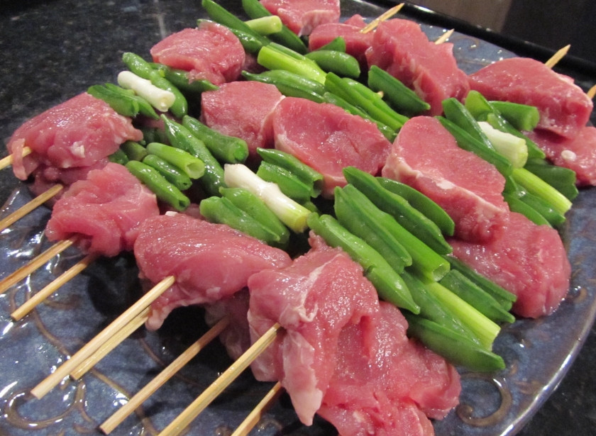 1. Этап. Шашлык из вырезки свинины: 1. Все предельно просто - мясо нарезаем крупными кусками, промежуточно нанизываем молодой горошек и лук. Посыпаем солью и специями.