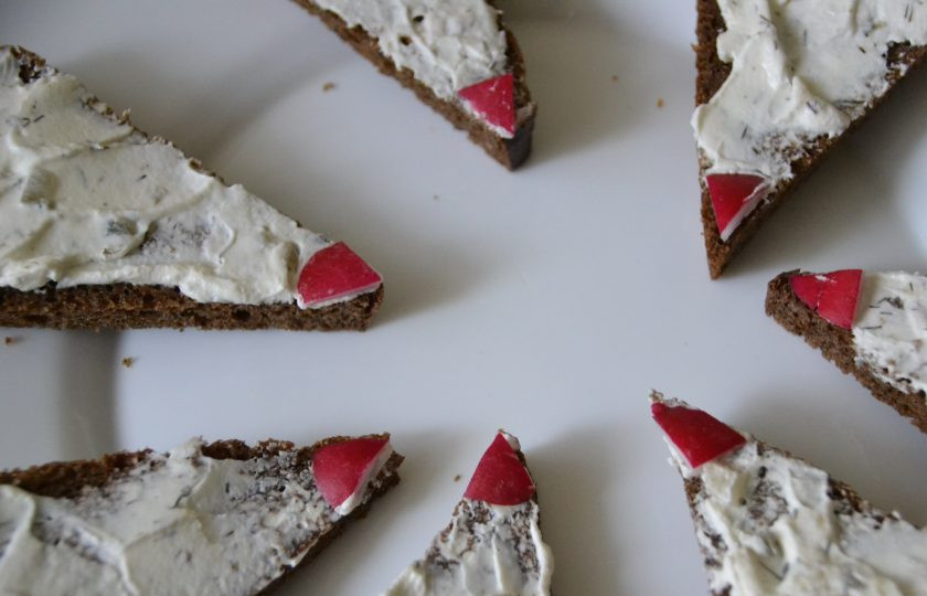 1. Этап. Бутерброды Мышки с ветчиной: Вырежьте из редиски небольшие треугольнички, это будет 