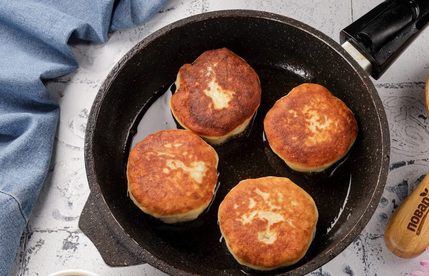 1. Этап. Сырники дрожжевые: Обжарьте на растительном масле с двух сторон до золотистого цвета, огонь должен быть небольшой.