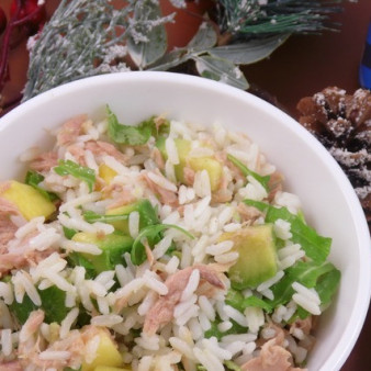 Салат с рисом, тунцом и манго