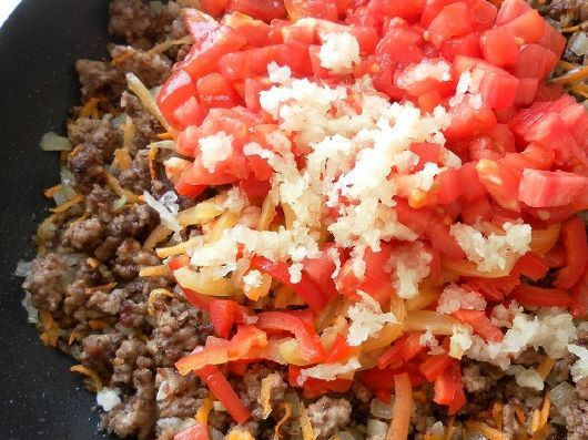 1. Этап. Паста с фаршем и помидорами: Потом огонь уменьшаем и добавляем остальные овощи. А также чеснок измельченный или выдавленный.