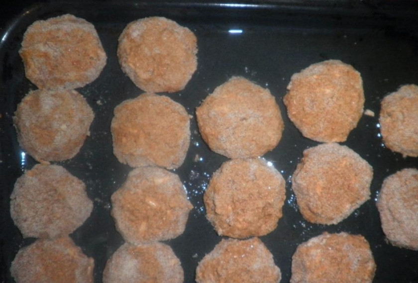 1. Этап. Печеночные котлеты в духовке: Выкладываем на смазанный маслом лист, отправляем на 20 минут в духовку при 200 С.