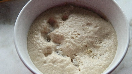 1. Этап. Булочка для хот-дога: 1. В небольшой мисочке соедините сахар и дрожжи. Залейте их горячей водой и оставьте минут на 5-10, чтобы дрожжи начали работать.