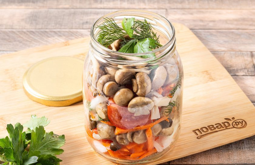 1. Этап. Грибной суп в банках на зиму: Разложите по чистым стерилизованным банкам подготовленные овощи, грибы и зелень. Добавьте в каждую банку немного чеснока, душистого и черного перца горошком.