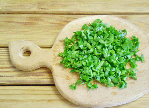 1. Этап. Салат из зелени и овощей: 2. Зелень порубите.