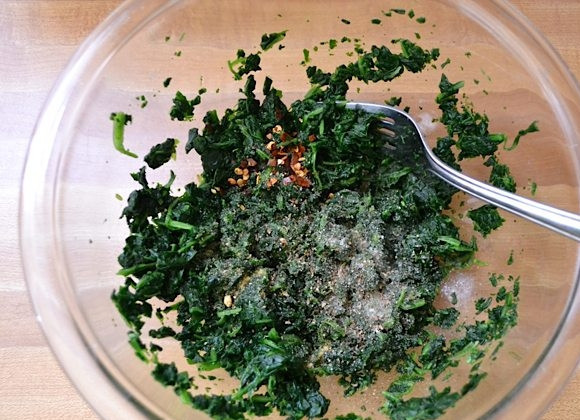 1. Этап. Пицца со шпинатом, луком и сыром: 2. Нарежьте шпинат, добавьте к нему соль, молотый красный и черный перец.