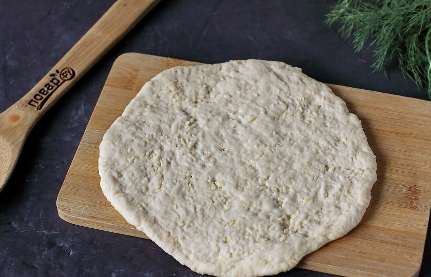 1. Этап. Сырные лепешки за 15 минут: Из каждой части раскатайте лепешку.