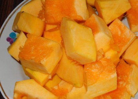 1. Этап. Сухофрукты в мультиварке: Тыкву очищаем от грубой шкурки. Нарезаем на ломтики. Режьте не слишком мелко, скорее средним штрихом.