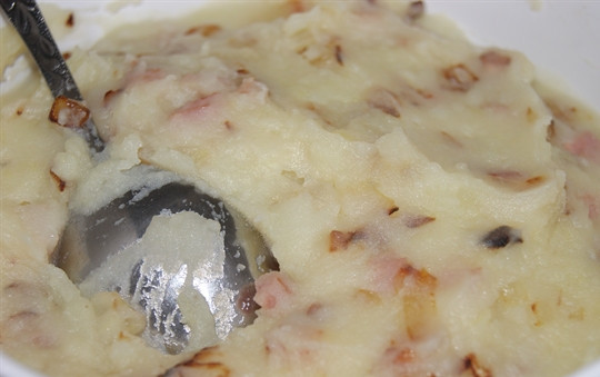 1. Этап. Равиоли с ветчиной: Смешайте пюре и ветчину - начинка готова.