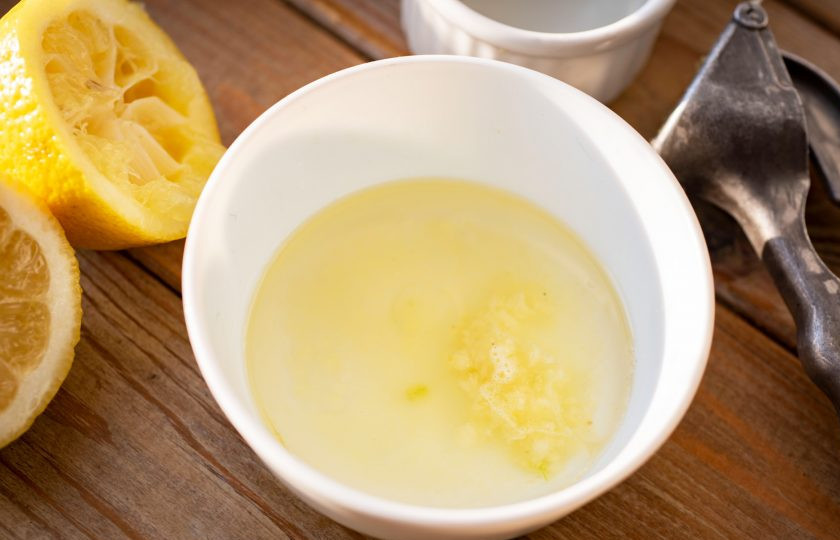 1. Этап. Антрекот в аэрогриле: В мисочку выдавите необходимое количество сока из свежего лимона, добавьте оливковое масло и выдавите через чеснокодавилку зубчики чеснока. Перемешайте.