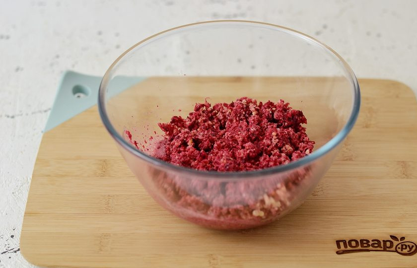 1. Этап. Свекольный фалафель: Измельчите в мясорубке нут, свеклу, лук и чеснок.