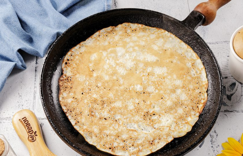 1. Этап. Блинчики на кефире: Разогрейте сковороду и в первый раз смажьте её растительным маслом. Налейте небольшое количество теста на сковороду и наклоняя её, распределите его равномерно. Жарьте блины с двух сторон до готовности.