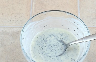 1. Этап. Салат Сердце любимого: Смешайте в чашке сметану, сахар, мак и винный уксус. Отставьте в сторону.