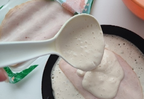 1. Этап. Толстые блины с ветчиной: На разогретую сковороду наливаем тесто, оно должно хорошо растекаться, но не быть жидким. Выкладываем в центр ветчину и заливаем поверх тестом. Жарим на среднем огне до готовности.