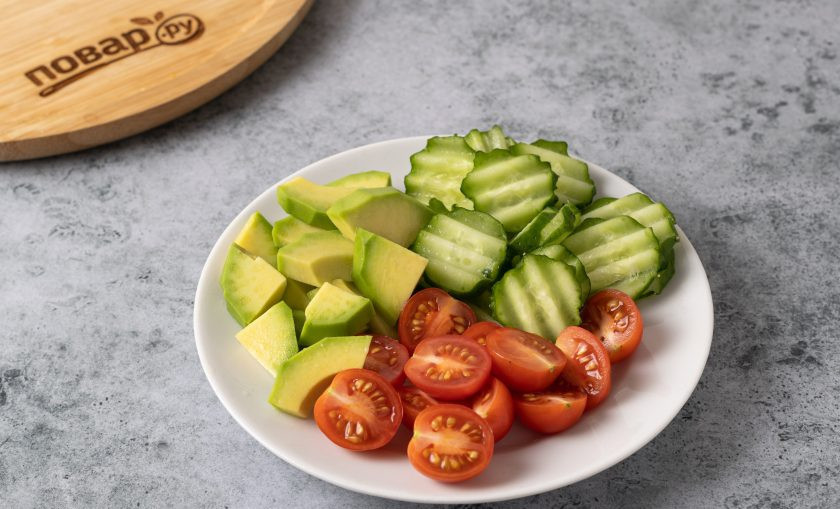 1. Этап. Салат с авокадо и соевым соусом: Авокадо очистите от кожуры, удалите косточку и нарежьте ломтиками среднего размера. Огурцы нарежьте кружочками. Я использую фигурный нож для этого. Помидоры черри разрежьте пополам.