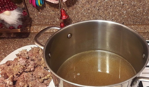 1. Этап. Рождественский холодец из шеек индейки: По истечении времени вынуть мясо, бульон процедить.