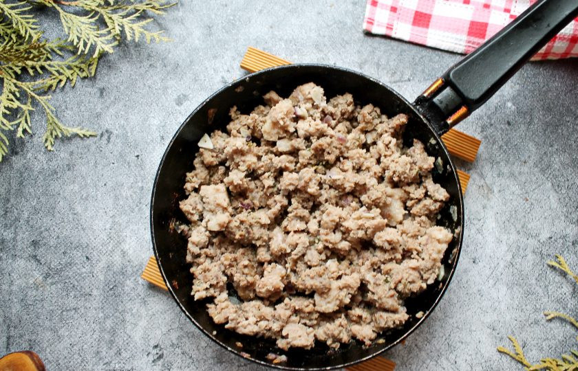 1. Этап. Аши по-гречески: Добавьте к обжаренному луку фарш. Все посолите, поперчите и обжаривайте в течение 10-12 минут, перемешивая.