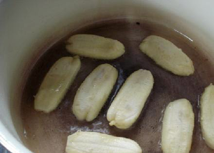 1. Этап. Биф Почеро (Beef Pochero): Обжариваем бананы до золотисто-коричневого цвета. Отложите в сторонку.