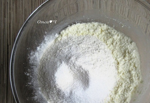 1. Этап. Закусочные ватрушки с индейкой: Всыпьте муку с разрыхлителем и солью.