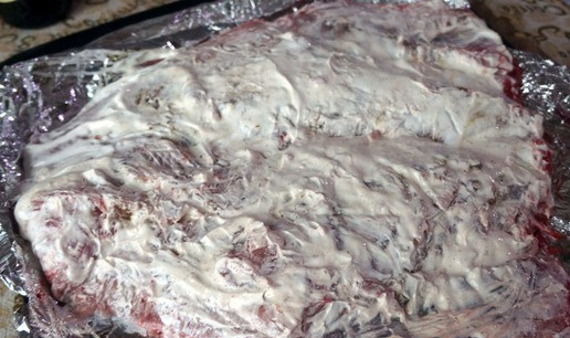 1. Этап. Сом запеченный: Смазать сметаной.