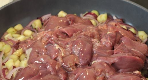 1. Этап. Печень с овощами: Промытую и нарезанную на небольшие кусочки печень кладем в сковородку.