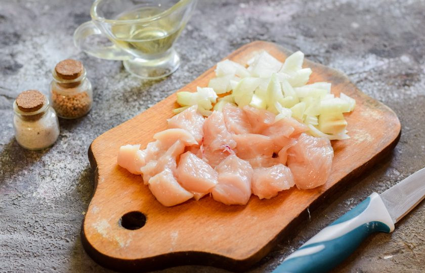 1. Этап. Запеканка из курицы и тыквы: Куриное филе ополосните и просушите, после нарежьте небольшими кубиками. Луковицу также очистите, сполосните, просушите и нарежьте кубиками.