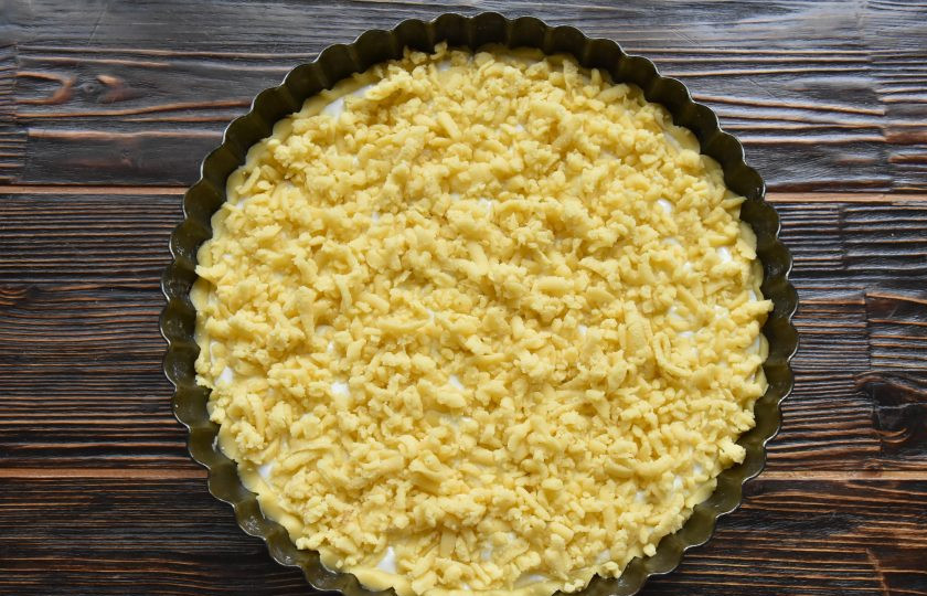 1. Этап. Пирог Ложный сырник: Оставшуюся охлажденную часть теста натрите на терке и разложите поверх сметанной заливки на всю поверхность пирога. Выпекайте пирог в духовке разогретой до 180 градусов 40-45 минут.