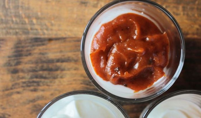 1. Этап. Тыквенный десерт с маскарпоне: Выложите в креманки обе массы, чередуя их между собой. Готовый десерт поставьте на пару часов в холодильник, посыпьте ореховой крошкой и украсьте белым шоколадом. Приятного аппетита!