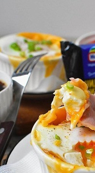 1. Этап. Быстрые чашки с яйцом и сыром: Ветчина и хлеб прекрасно прогрелись.