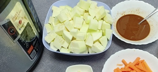 1. Этап. Кабачки по-китайски: Чистим кабачки и режем их на кубики (либо соломку). Морковь так же на соломку (либо кольца/полукольца). Чеснок давим, либо очень мелко режем. Делаем соус смешивая - соевый соус, кетчуп, сахар и крахмал.