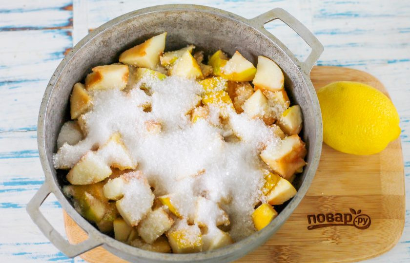 1. Этап. Варенье из японской айвы: Добавьте сахарный песок. По желанию можете всыпать немного ванильного сахара.