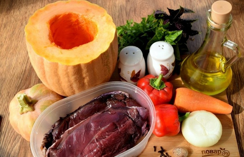 1. Этап. Тыква фаршированная мясом и овощами: Подготовьте необходимые продукты. Утиные грудки промойте, обсушите, натрите перцем, солью по вкусу и замочите заранее в вине на 2 часа. Тыкву вымойте, срежьте верхушку. Это будет крышка нашего 