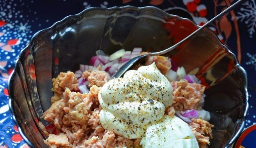 1. Этап. Салат с копчёным тунцом: Посолить, заправить майонезом и перцем.