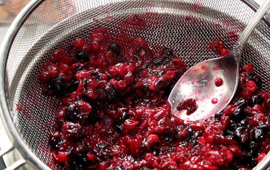 1. Этап. Кисель из клюквы: Перетираем все ягоды через дуршлаг.