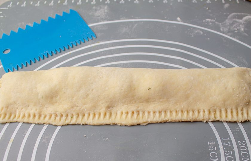 1. Этап. Творожные рогалики с вишней: Соедините края и защипните их. Можно закрепить края при помощи вилки или скребка.