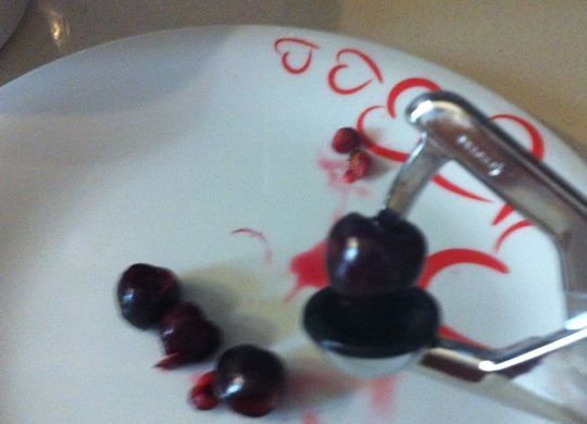 1. Этап. Клафути из черешни: 2. Удалите косточки.