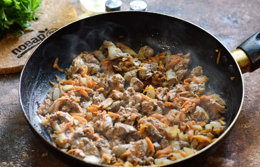 1. Этап. Болгарский перец фаршированный куриной печенью: Перемешайте все и жарьте печень с овощами 7-8 минут, добавьте соль и перец по вкусу.
