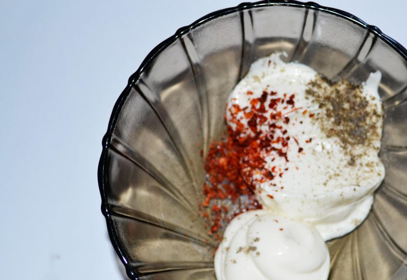 1. Этап. Салат с мясом говядины: 7. Теперь делаем заливку: смешиваем майонез со сметаной и специями. По вкусу вы можете добавить любой соус (сырный, чесночный и т. д.).