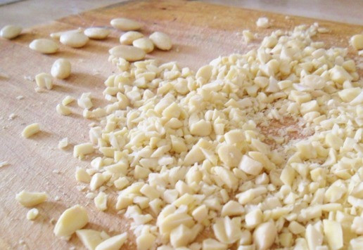 1. Этап. Песочное печенье с миндалём и пряностями: Пока тесто охлаждается, нужно порубить миндаль. Желательно взять очищенный миндаль и порубить его ножом, но если не хочется заморачиваться - возьмите блендер и прокрутите в нем миндаль, но так, чтобы остались целые кусочки, а не крошка!