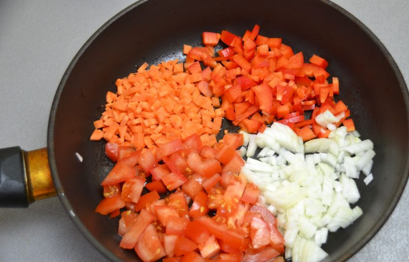 1. Этап. Овощной суп с гречкой: Обжарьте нарезанные овощи на растительном масле.
