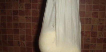 1. Этап. Cыр из творога в домашних условиях: Мокрой марлей застилаем дуршлаг, переливаем творожную массу. Даем стечь сыворотке и завязываем марлю. Можно ее подвесить, чтобы стекла вся жидкость.