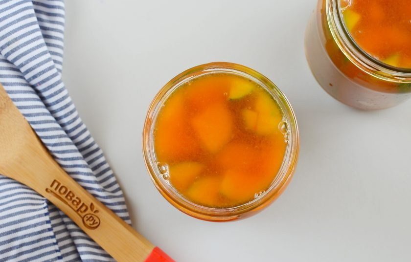 1. Этап. Огурцы в томатном соусе: Для маринада соедините 1500 мл. воды, 150 мл. уксуса, 65 грамм соли, 200 грамм сахара, 10 столовых ложек томатного соуса. Перемешайте и доведите маринад до кипения. Залейте огурчики.