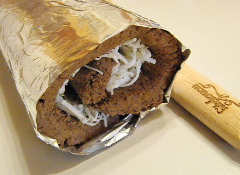 1. Этап. Печеночный рулет: Очень медленно и осторожно сверните рулет с помощью фольги, отгибая край на себя. Заверните плотно рулет, отправьте его в холодильник на 2-3 часа остывать.