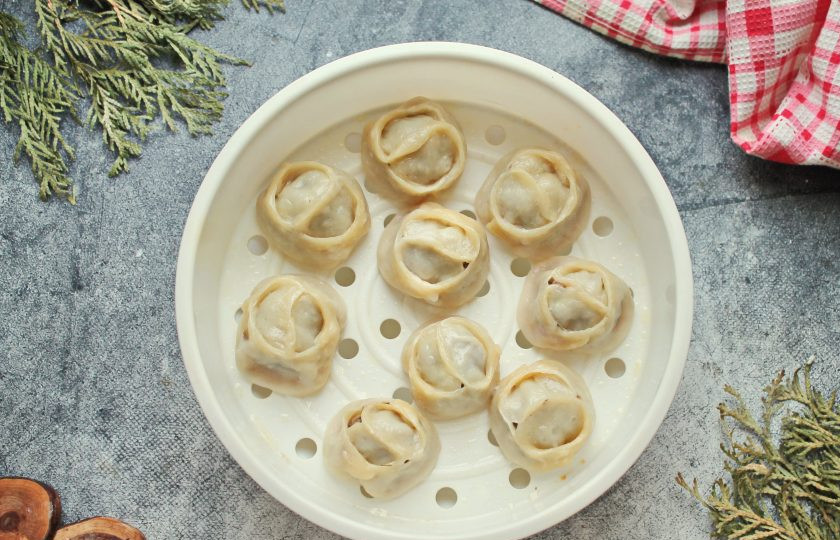 1. Этап. Манты из лосятины: Поддон пароварки смажьте растительным маслом и разложите готовые манты, немного посолите. В чашу пароварки налейте воду, положите один лавровый листик и установите поддон. Готовьте манты из лосятины на пару в течение 45 минут. Готовые манты переложите на тарелку и сразу подавайте к столу.