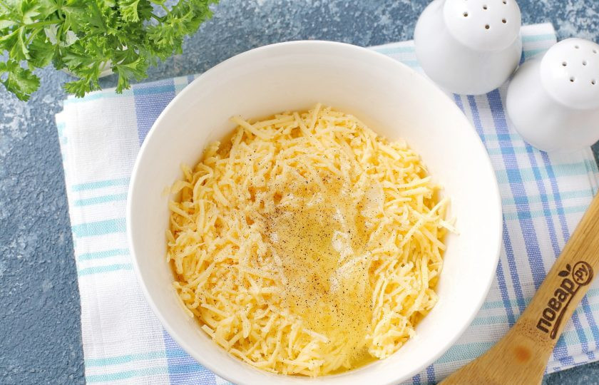 1. Этап. Хачапури из кабачков: Затем добавьте примерно 2/3 тёртого сыра и перец по вкусу. Яйцо разделите на белок и желток. Белок слейте через мелкое ситечко, чтобы отделить более жидкую водянистую его часть. Добавьте оставшийся в ситечке белок к кабачку с сыром.