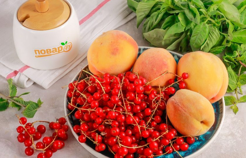 1. Этап. Варенье из красной смородины и персиков: Подготовьте указанные ингредиенты. Персики выбирайте не сочных сортов, иначе у вас получится жидковатое варенье, которое нужно будет долго уваривать.