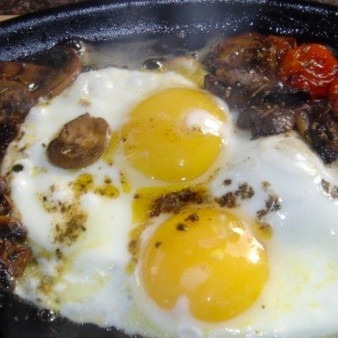 Яичница с шампиньонами и помидорами