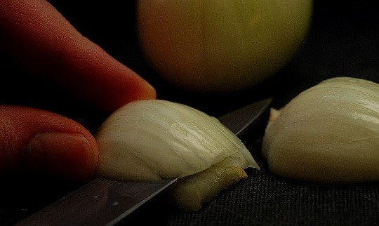 1. Этап. Макароны со свининой на сковороде: 1. Очистите луковицу и нарежьте мелкими кубиками.