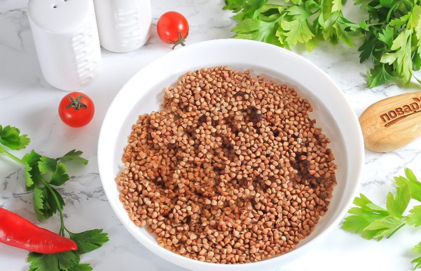 1. Этап. Постная гречневая каша с черносливом: Гречневую крупу высыпьте в миску и залейте холодной водой. Промойте несколько раз, удалите подгоревшие зерна и слейте воду.